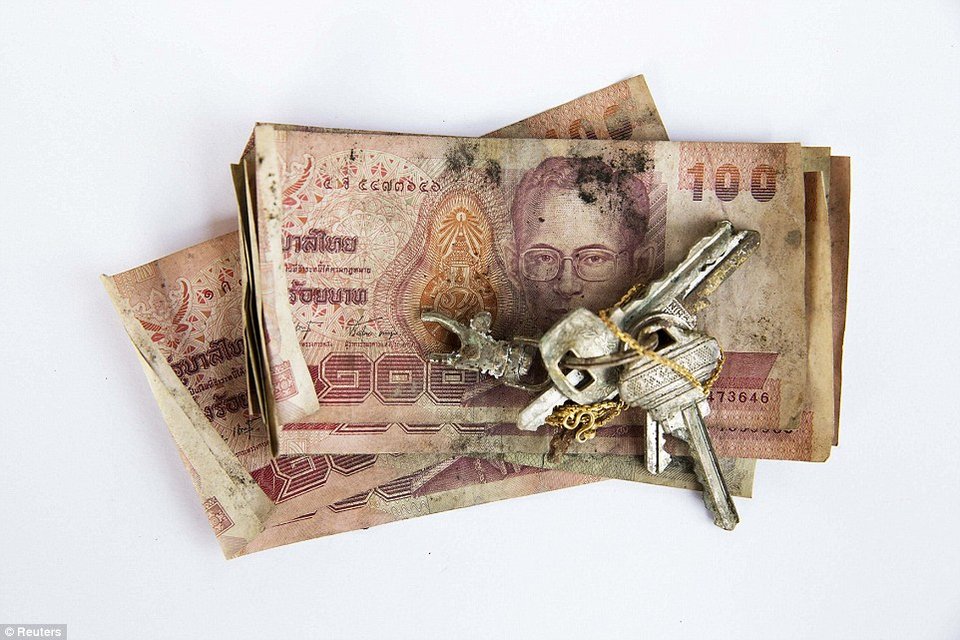 Ολα όσα βρέθηκαν στις λάσπες -Τα πράγματα των νεκρών του τσουνάμι του 2004 [εικόνες] | iefimerida.gr 5