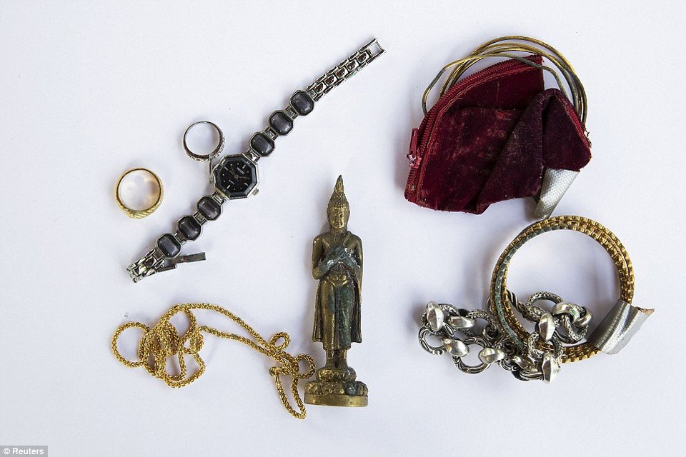 Ολα όσα βρέθηκαν στις λάσπες -Τα πράγματα των νεκρών του τσουνάμι του 2004 [εικόνες] | iefimerida.gr 8