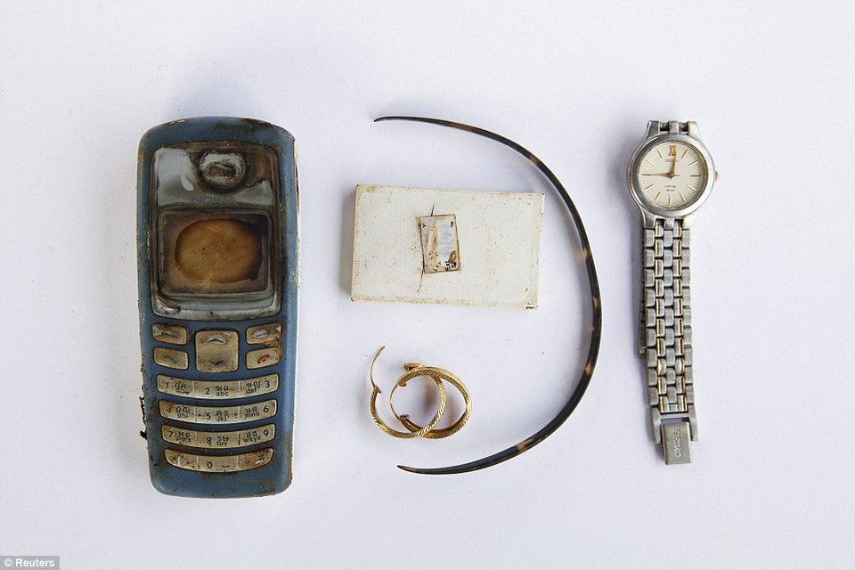 Ολα όσα βρέθηκαν στις λάσπες -Τα πράγματα των νεκρών του τσουνάμι του 2004 [εικόνες] | iefimerida.gr 10