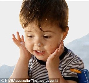 Φωτογραφίες σοκ: Το πείραμα που δείχνει πώς και κατά πόσο προστατεύει το αντηλιακό το δέρμα [εικόνες] | iefimerida.gr 4