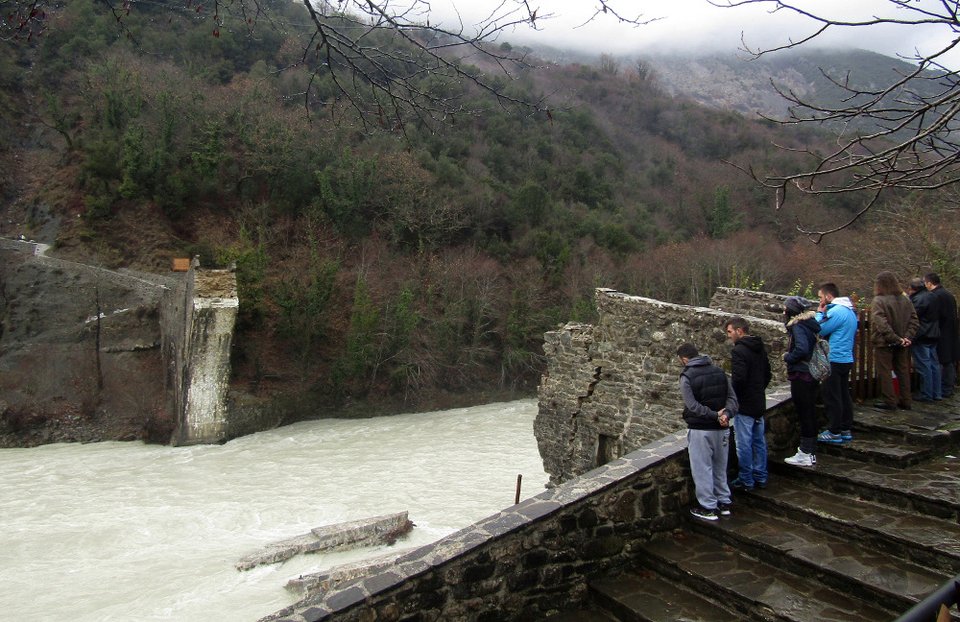 Ολοκληρώθηκαν οι πρώτες εργασίες για τη στερέωση του γεφυριού της Πλάκας [εικόνες] | iefimerida.gr 2