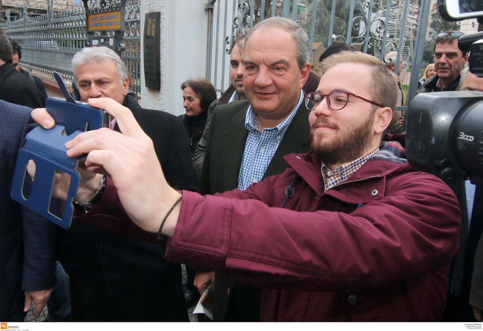Ψήφισε χωρίς να κάνει δηλώσεις ο Κώστας Καραμανλής -Eβγαλε όμως selfie [εικόνες] | iefimerida.gr 4