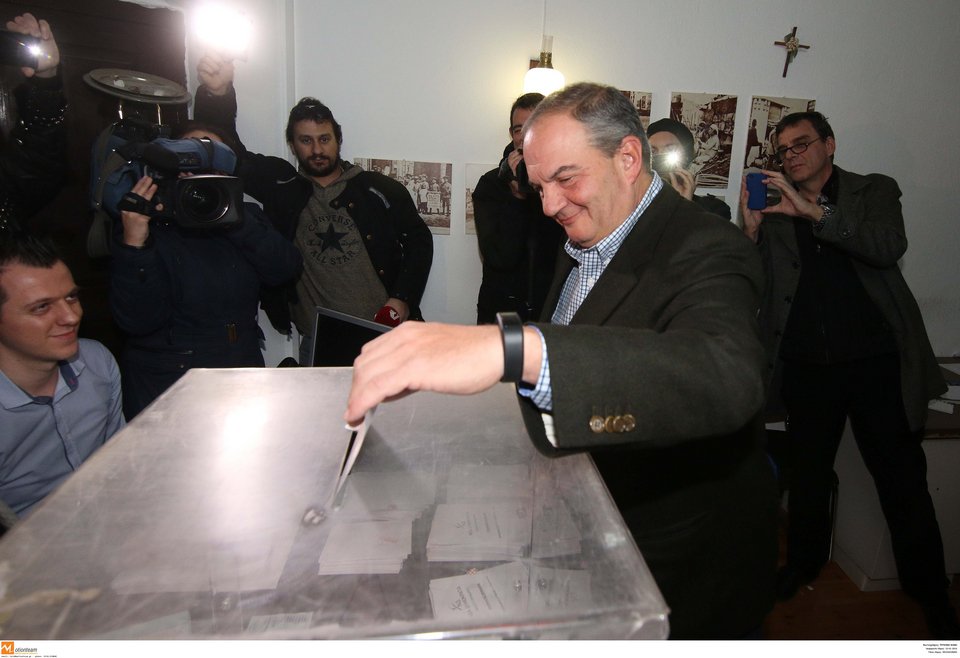 Ψήφισε χωρίς να κάνει δηλώσεις ο Κώστας Καραμανλής -Eβγαλε όμως selfie [εικόνες] | iefimerida.gr 0
