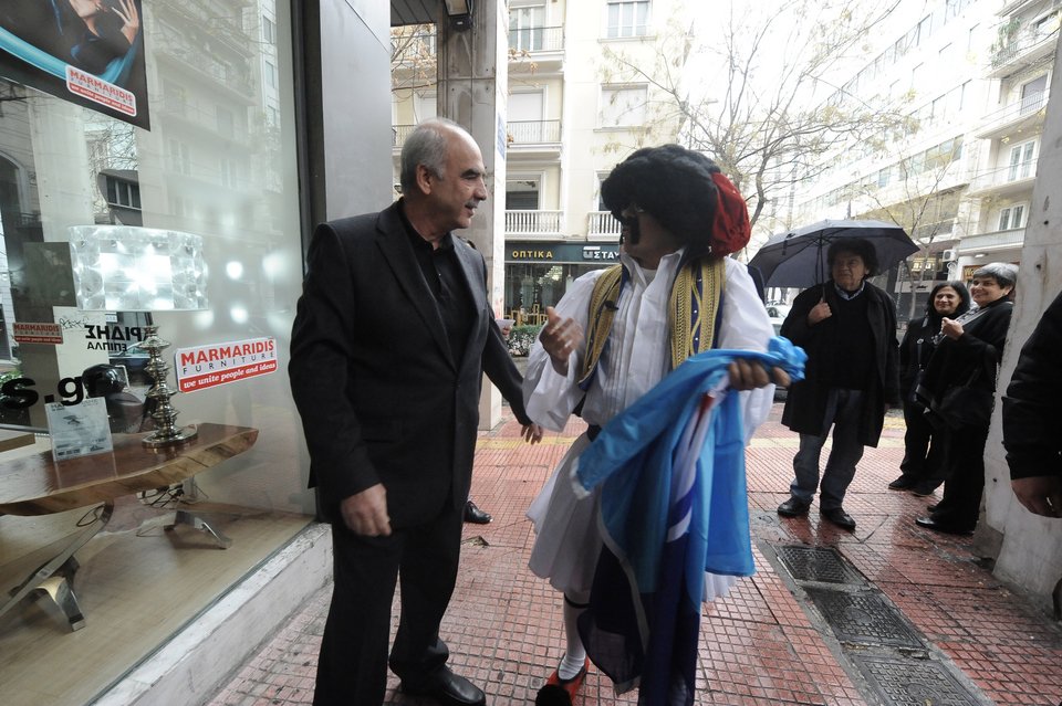 Ο τσολιάς της Ελληνοφρένειας έκανε έκπληξη στον Μεϊμαράκη -Αγκαλιά με τον «Τσίπρα» [εικόνες] | iefimerida.gr 4