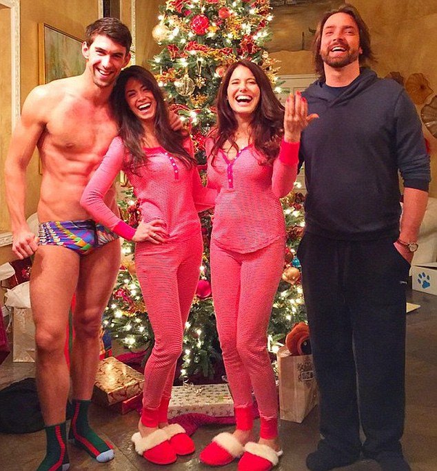 Ο Μάικλ Φελπς ξέχασε να ντυθεί και πόζαρε μπροστά στο χριστουγεννιάτικο δέντρο [εικόνα] | iefimerida.gr 0