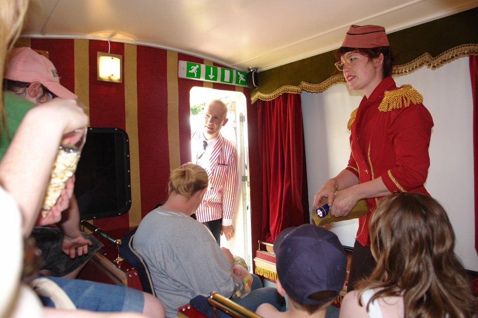 Ο πιο μικρός κινηματογράφος του κόσμου σε... τροχόσπιτο [εικόνες & βίντεο] | iefimerida.gr 2