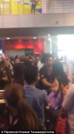 Απίστευτες σκηνές σε αεροδρόμιο: Γυναίκες μαλλιοτραβιούνται για μια θέση στην ουρά [βίντεο & εικόνες] | iefimerida.gr 1