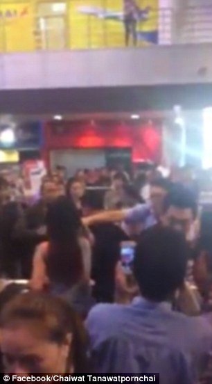 Απίστευτες σκηνές σε αεροδρόμιο: Γυναίκες μαλλιοτραβιούνται για μια θέση στην ουρά [βίντεο & εικόνες] | iefimerida.gr 0