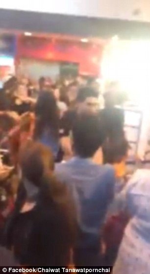 Απίστευτες σκηνές σε αεροδρόμιο: Γυναίκες μαλλιοτραβιούνται για μια θέση στην ουρά [βίντεο & εικόνες] | iefimerida.gr 2