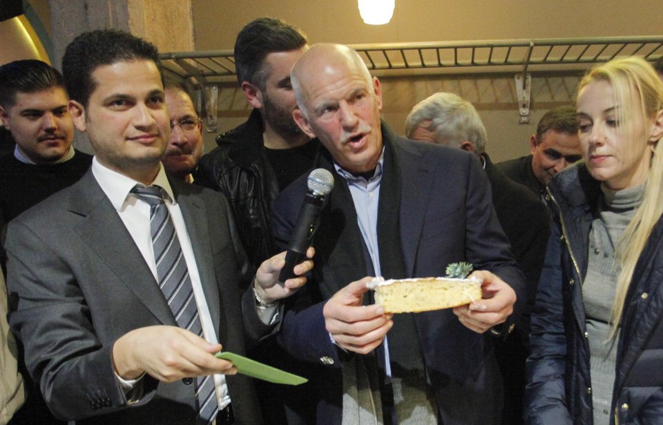 Ο Γιώργος Παπανδρέου έκοψε την Πρωτοχρονιάτικη πίτα του ΚΙΔΗΣΟ [εικόνες] | iefimerida.gr 2