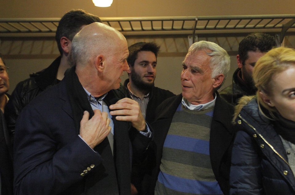 Ο Γιώργος Παπανδρέου έκοψε την Πρωτοχρονιάτικη πίτα του ΚΙΔΗΣΟ [εικόνες] | iefimerida.gr 1