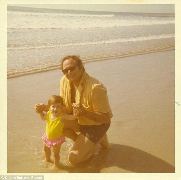 Πώς είναι να σε μεγαλώνει ένας πορνογράφος -Η κόρη του διανομέα της ταινίας «Βαθύ Λαρύγγι» αποκαλύπτει [εικόνες] | iefimerida.gr 1