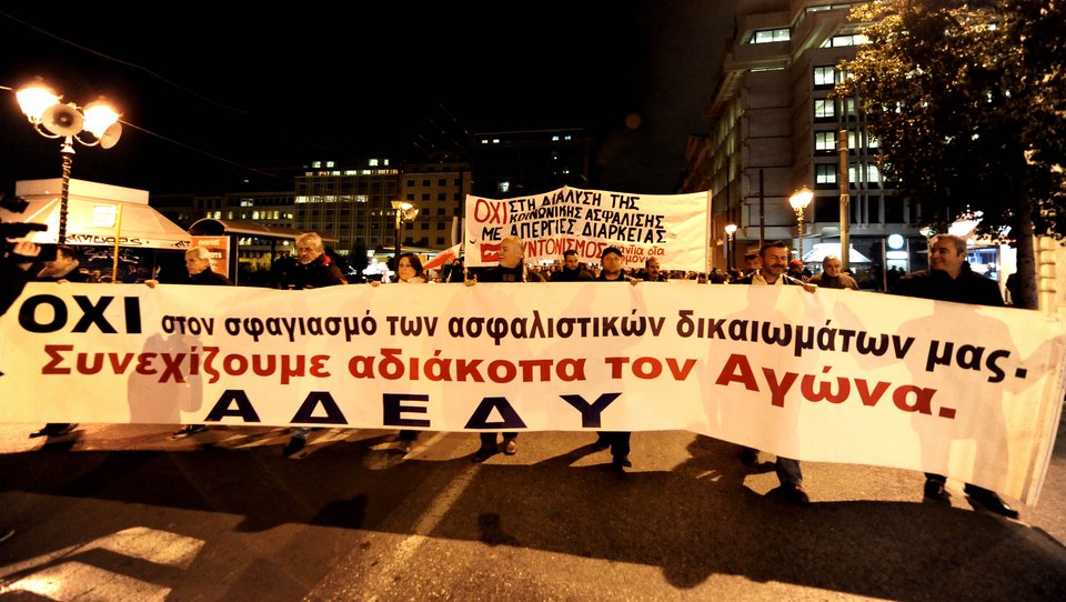 Συγκέντρωση κατά του ασφαλιστικού έξω από τη Βουλή -Πορείες από ΑΔΕΔΥ και ΠΑΜΕ [εικόνες] | iefimerida.gr 0