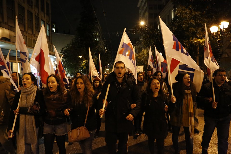 Συγκέντρωση κατά του ασφαλιστικού έξω από τη Βουλή -Πορείες από ΑΔΕΔΥ και ΠΑΜΕ [εικόνες] | iefimerida.gr 2