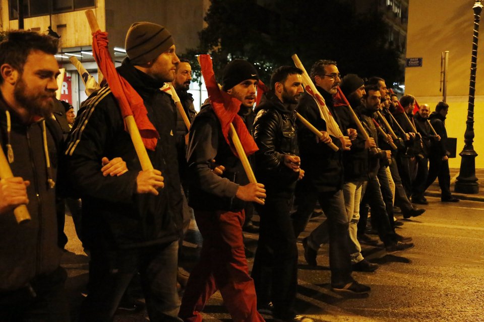 Συγκέντρωση κατά του ασφαλιστικού έξω από τη Βουλή -Πορείες από ΑΔΕΔΥ και ΠΑΜΕ [εικόνες] | iefimerida.gr 3