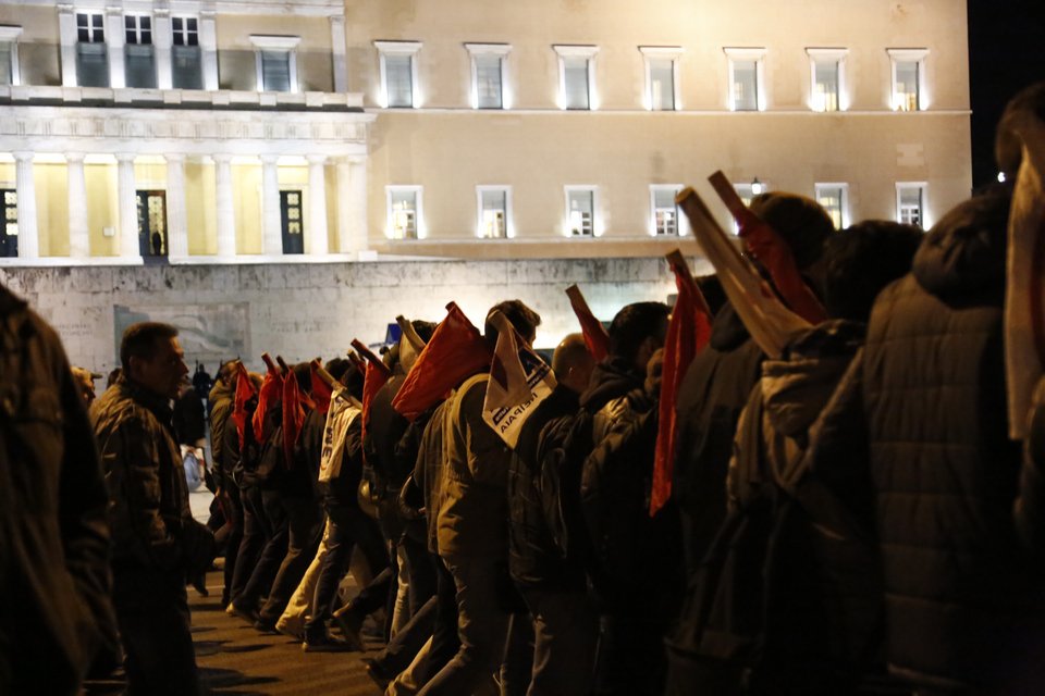 Συγκέντρωση κατά του ασφαλιστικού έξω από τη Βουλή -Πορείες από ΑΔΕΔΥ και ΠΑΜΕ [εικόνες] | iefimerida.gr 4