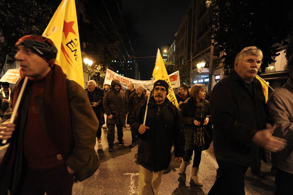 Συγκέντρωση κατά του ασφαλιστικού έξω από τη Βουλή -Πορείες από ΑΔΕΔΥ και ΠΑΜΕ [εικόνες] | iefimerida.gr 5