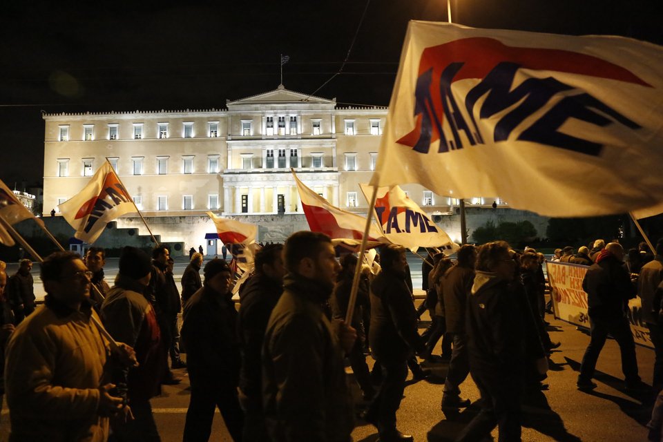 Συγκέντρωση κατά του ασφαλιστικού έξω από τη Βουλή -Πορείες από ΑΔΕΔΥ και ΠΑΜΕ [εικόνες] | iefimerida.gr 6