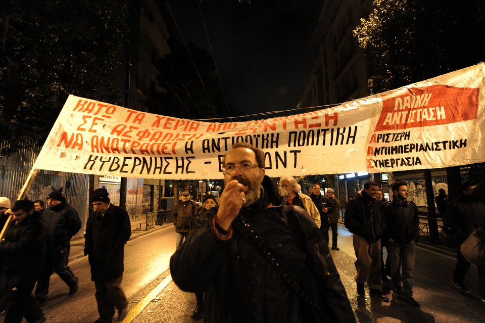 Συγκέντρωση κατά του ασφαλιστικού έξω από τη Βουλή -Πορείες από ΑΔΕΔΥ και ΠΑΜΕ [εικόνες] | iefimerida.gr 8