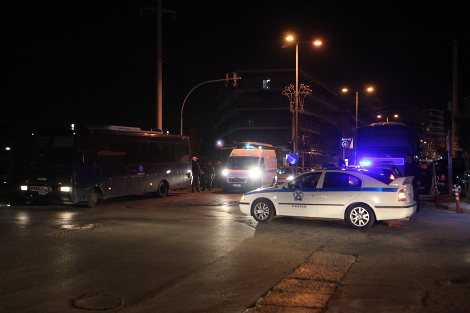 Στο σπίτι του Τσίπρα οι οπαδοί του Παναθηναϊκού - Πέταξαν πέτρες [εικόνες&βίντεο] | iefimerida.gr 0