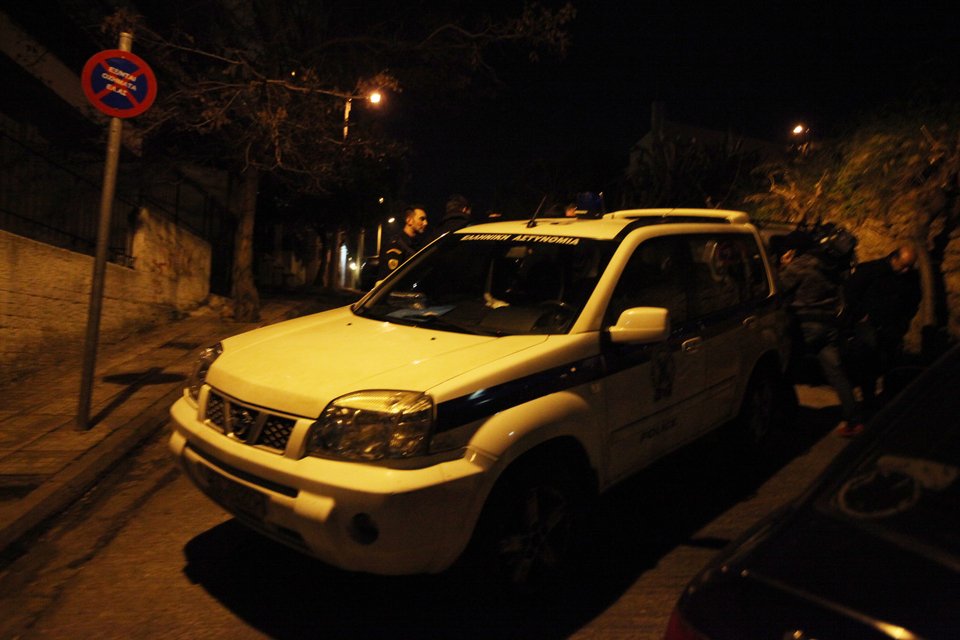 Στο σπίτι του Τσίπρα οι οπαδοί του Παναθηναϊκού - Πέταξαν πέτρες [εικόνες&βίντεο] | iefimerida.gr 1