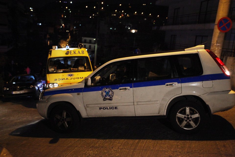 Στο σπίτι του Τσίπρα οι οπαδοί του Παναθηναϊκού - Πέταξαν πέτρες [εικόνες&βίντεο] | iefimerida.gr 2