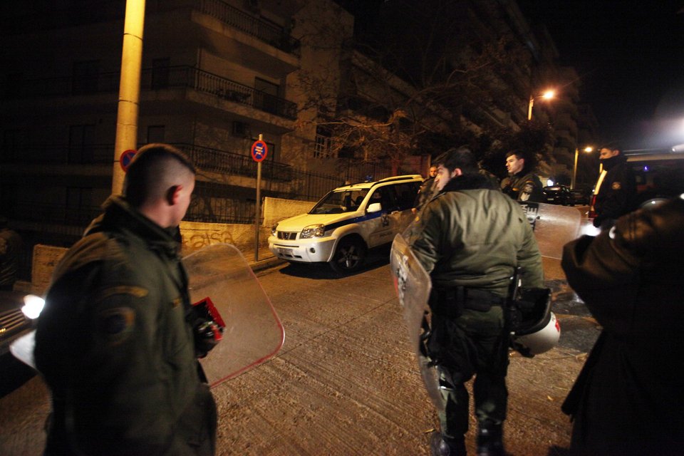 Στο σπίτι του Τσίπρα οι οπαδοί του Παναθηναϊκού - Πέταξαν πέτρες [εικόνες&βίντεο] | iefimerida.gr 3