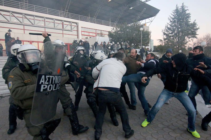 Μπλόκο στην κυβέρνηση για το ασφαλιστικό -Χημικά από τα ΜΑΤ κατά των αγροτών | iefimerida.gr 1