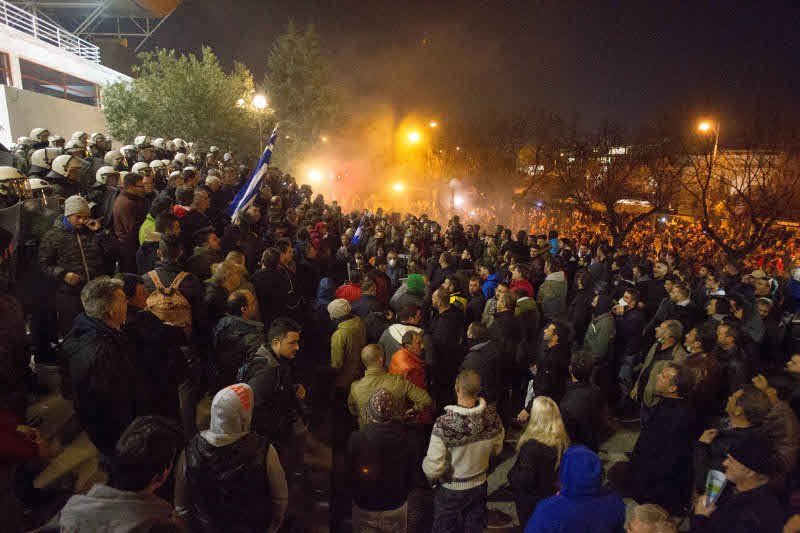 Μπλόκο στην κυβέρνηση για το ασφαλιστικό -Χημικά από τα ΜΑΤ κατά των αγροτών | iefimerida.gr 5