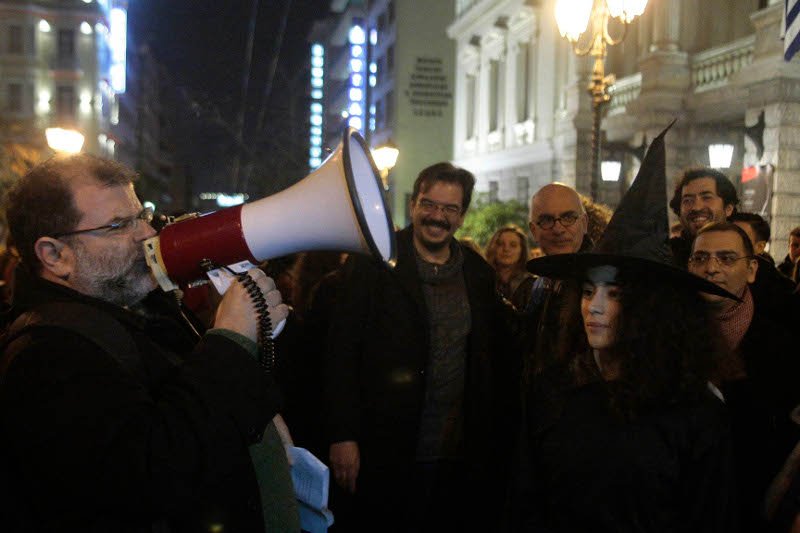 Συγκέντρωση διαμαρτυρίας έξω από το Εθνικό Θέατρο -Για το «κατέβασμα» της παράστασης του Ξηρού [εικόνες] | iefimerida.gr 5