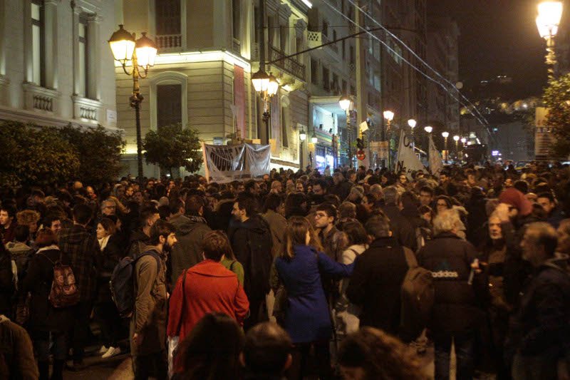 Συγκέντρωση διαμαρτυρίας έξω από το Εθνικό Θέατρο -Για το «κατέβασμα» της παράστασης του Ξηρού [εικόνες] | iefimerida.gr 4