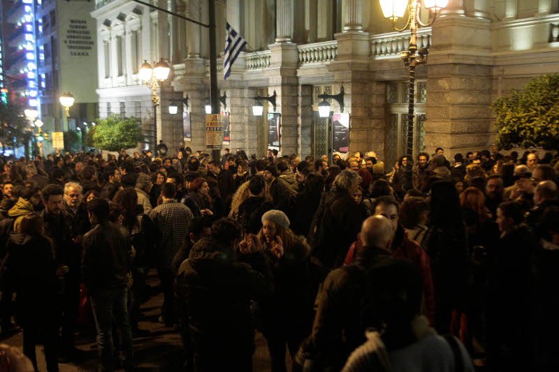 Συγκέντρωση διαμαρτυρίας έξω από το Εθνικό Θέατρο -Για το «κατέβασμα» της παράστασης του Ξηρού [εικόνες] | iefimerida.gr 2
