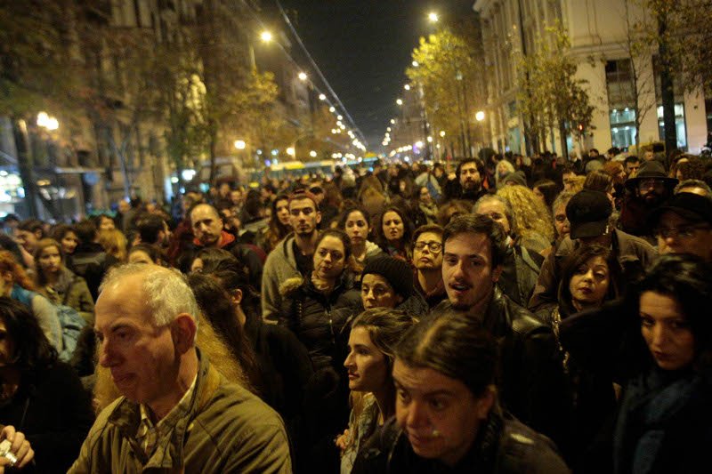 Συγκέντρωση διαμαρτυρίας έξω από το Εθνικό Θέατρο -Για το «κατέβασμα» της παράστασης του Ξηρού [εικόνες] | iefimerida.gr 3
