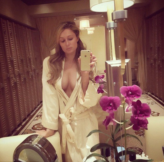 Η Πάρις Χίλτον σκανδαλίζει: Η αποκαλυπτική selfie της μέσα από σπα [εικόνα] | iefimerida.gr 0