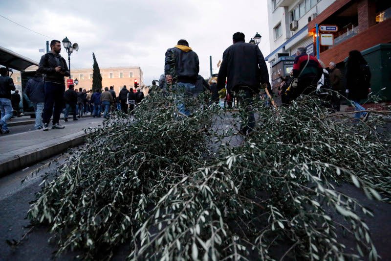 Ολα όσα έγιναν στο συλλαλητήριο των αγροτών -Οι γκλίτσες των Κρητικών έγιναν σύμβολο [εικόνες] | iefimerida.gr 0