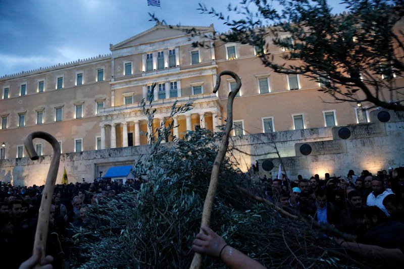 Ολα όσα έγιναν στο συλλαλητήριο των αγροτών -Οι γκλίτσες των Κρητικών έγιναν σύμβολο [εικόνες] | iefimerida.gr 1