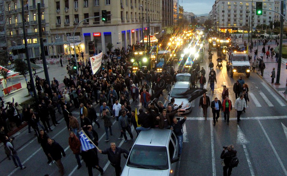 Ξενύχτησαν στο Σύνταγμα οι αγρότες [εικόνες] | iefimerida.gr 9