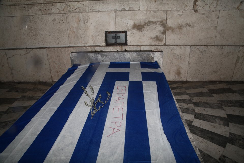 Ξενύχτησαν στο Σύνταγμα οι αγρότες [εικόνες] | iefimerida.gr 11