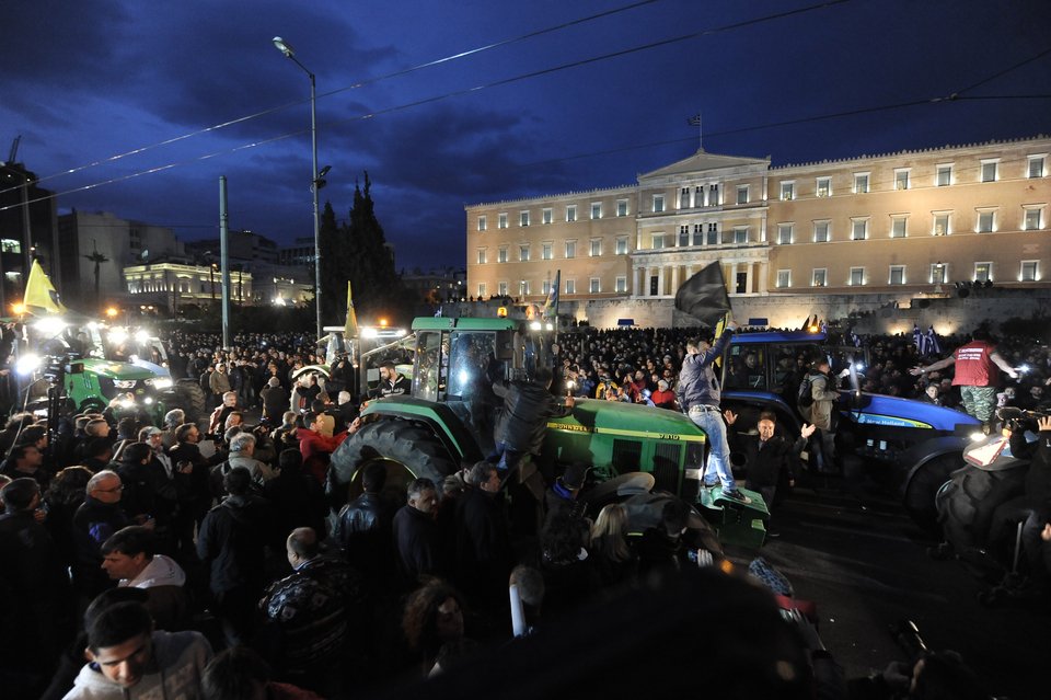 Ξενύχτησαν στο Σύνταγμα οι αγρότες [εικόνες] | iefimerida.gr 12