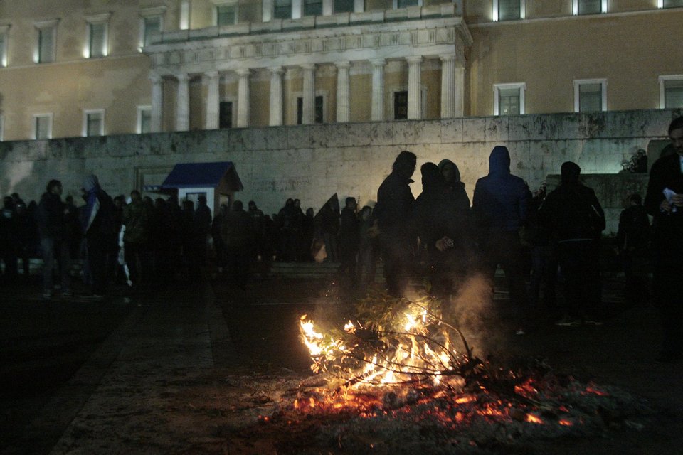 Ξενύχτησαν στο Σύνταγμα οι αγρότες [εικόνες] | iefimerida.gr 13