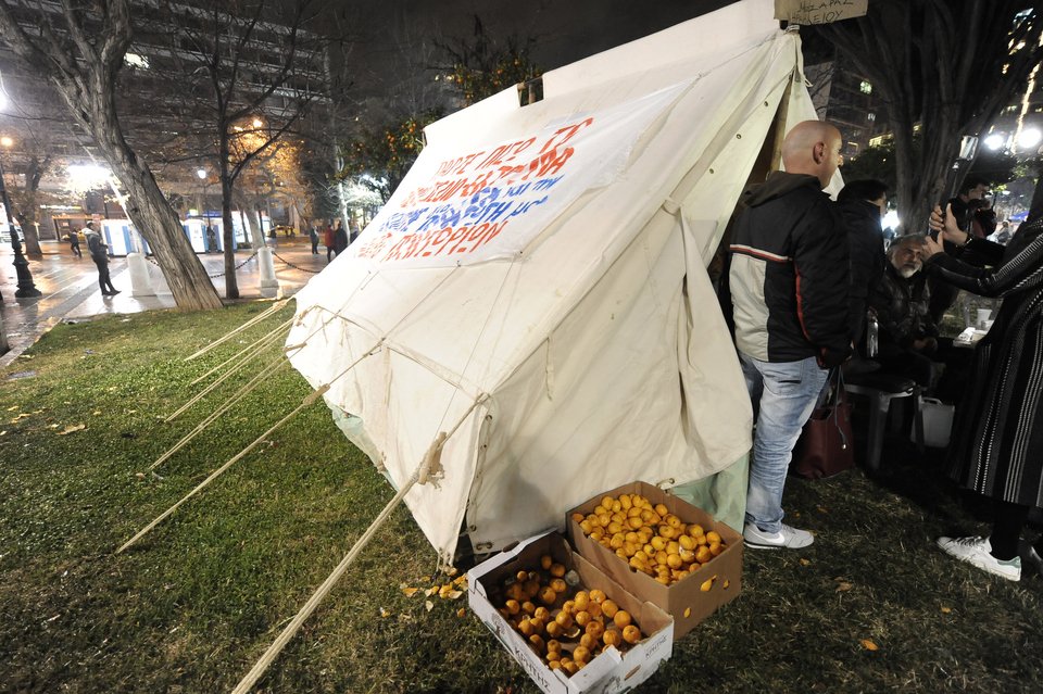 Ξενύχτησαν στο Σύνταγμα οι αγρότες [εικόνες] | iefimerida.gr 7