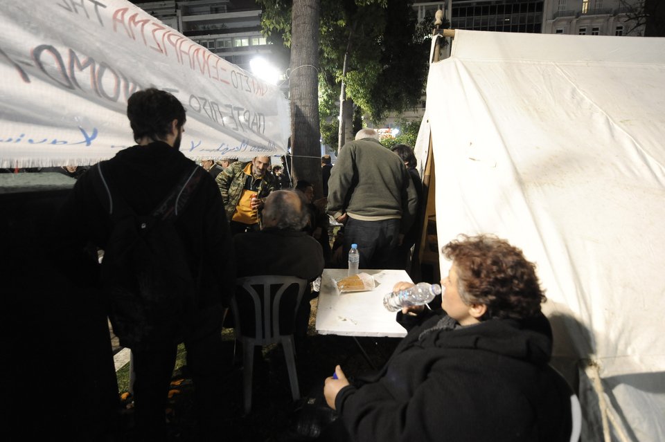 Ξενύχτησαν στο Σύνταγμα οι αγρότες [εικόνες] | iefimerida.gr 8