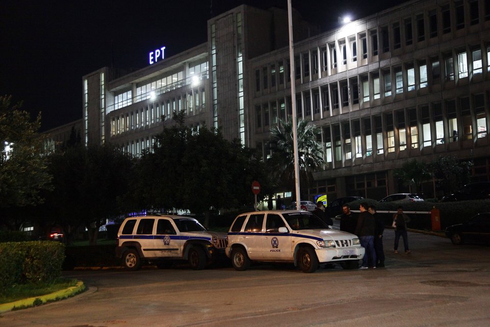 Εισβολή του «Ρουβίκωνα» στην ΕΡΤ -Την ώρα του κεντρικού δελτίου ειδήσεων [εικόνες & βίντεο] | iefimerida.gr 0