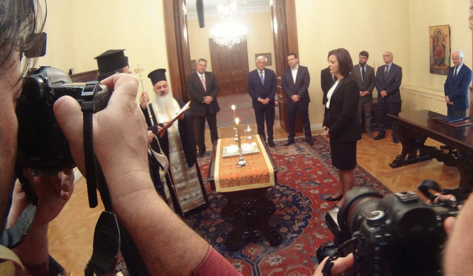 Ορκίστηκε υφυπουργός Υποδομών και Δικτύων η Χρυσοβελώνη [εικόνες] 	 | iefimerida.gr 1