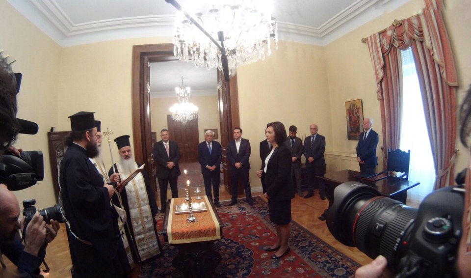 Ορκίστηκε υφυπουργός Υποδομών και Δικτύων η Χρυσοβελώνη [εικόνες] 	 | iefimerida.gr 0