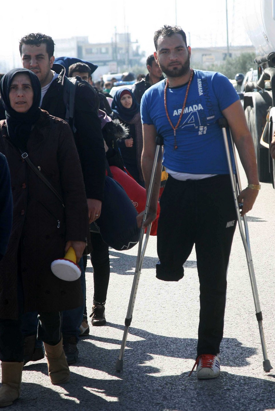 Φωτογραφίες που συγκλονίζουν: Πρόσφυγας με ακρωτηριασμένο πόδι περπατά από Λαμία για Ειδομένη [εικόνες] | iefimerida.gr 0