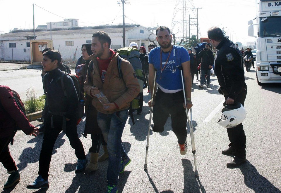 Φωτογραφίες που συγκλονίζουν: Πρόσφυγας με ακρωτηριασμένο πόδι περπατά από Λαμία για Ειδομένη [εικόνες] | iefimerida.gr 1