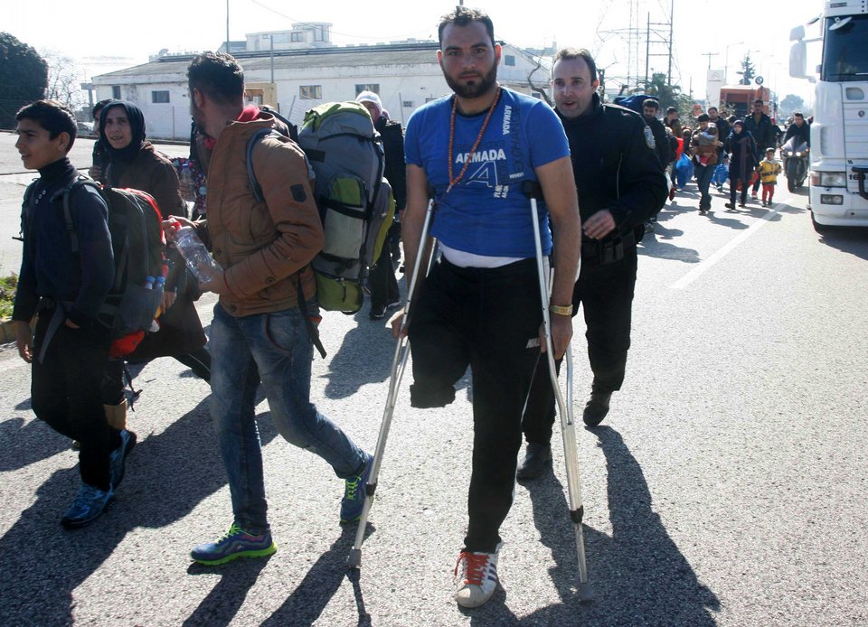 Φωτογραφίες που συγκλονίζουν: Πρόσφυγας με ακρωτηριασμένο πόδι περπατά από Λαμία για Ειδομένη [εικόνες] | iefimerida.gr 2