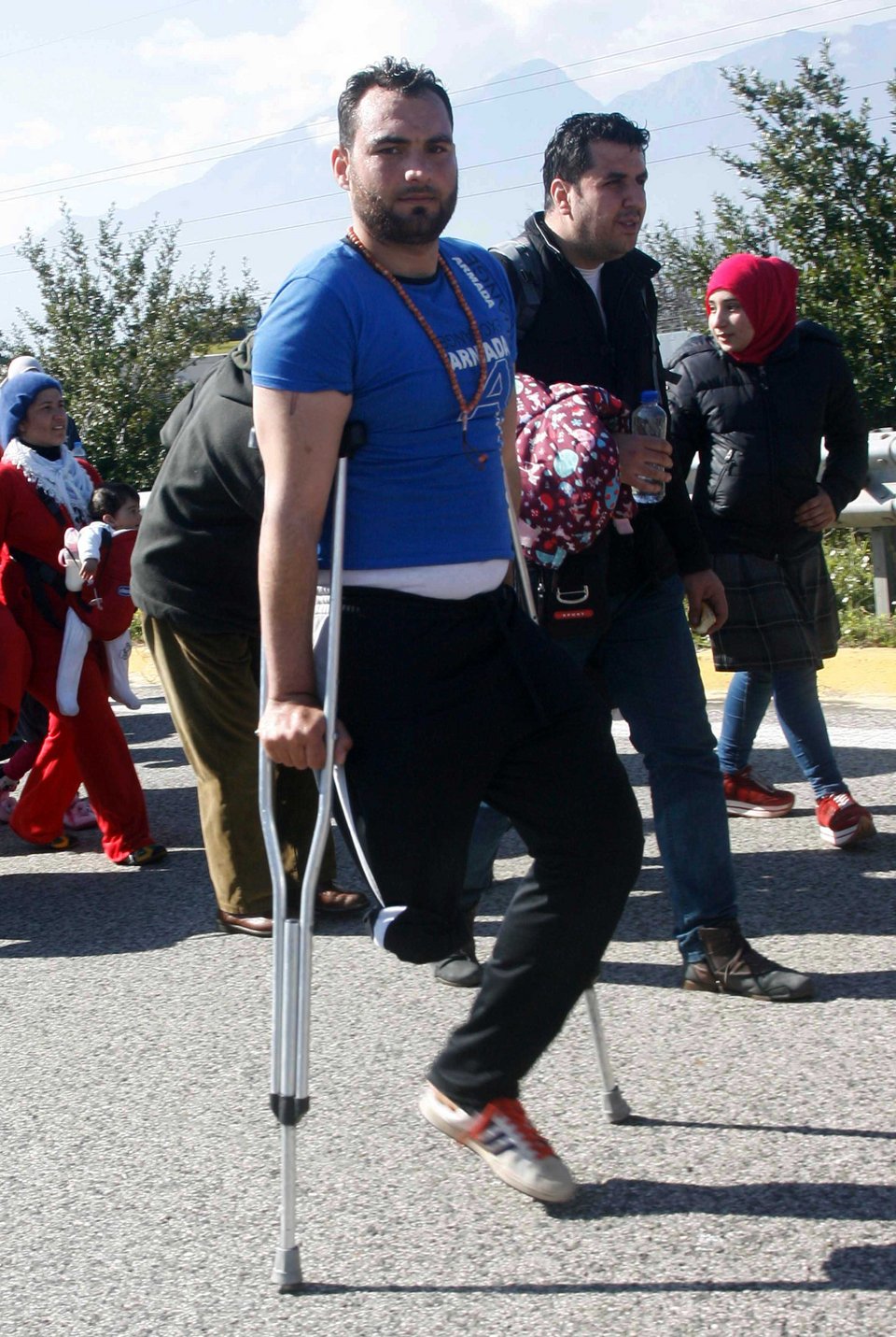 Φωτογραφίες που συγκλονίζουν: Πρόσφυγας με ακρωτηριασμένο πόδι περπατά από Λαμία για Ειδομένη [εικόνες] | iefimerida.gr 4