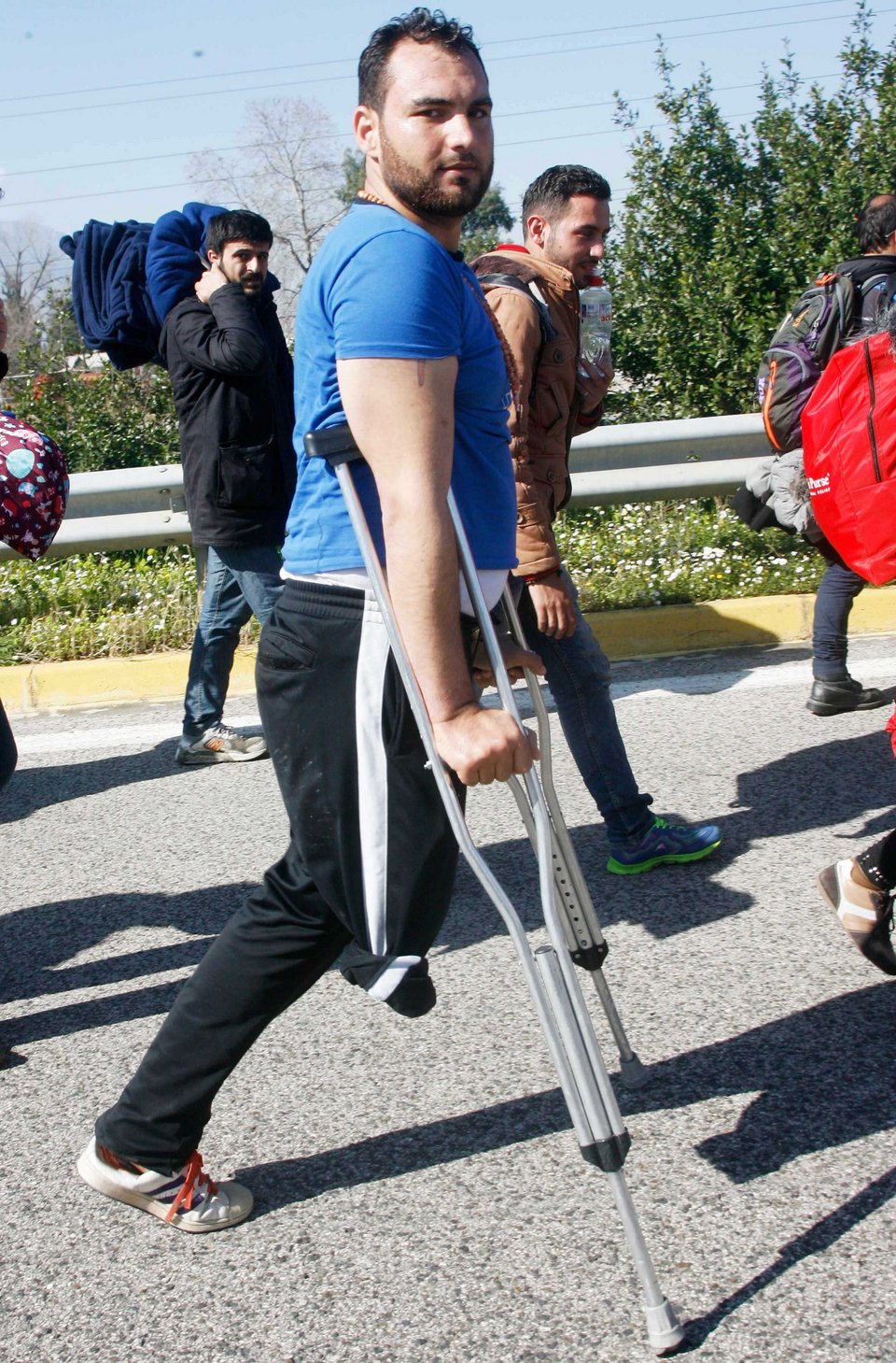 Φωτογραφίες που συγκλονίζουν: Πρόσφυγας με ακρωτηριασμένο πόδι περπατά από Λαμία για Ειδομένη [εικόνες] | iefimerida.gr 5